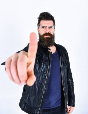 Sakal ve bıyık katı yüz gösterir işaret parmağı jest, işaretleme, yakın tarih olan adam. Erkek Giyim ve moda kavramı. Maço, sakallı hippi deri ceket, beyaz arka plan giyer