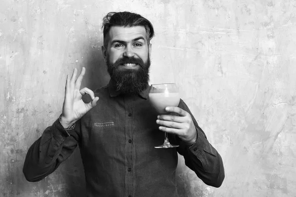 Brutaler Hipster mit tropischem Alkoholcocktail — Stockfoto