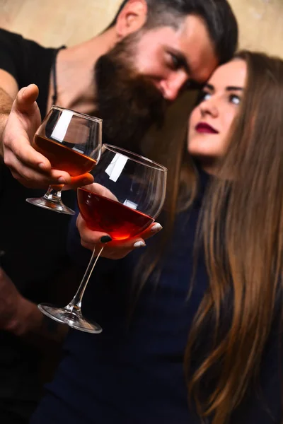 Italokat és a szeretet fogalmát. Pár pohár alkohol szerelmes — Stock Fotó