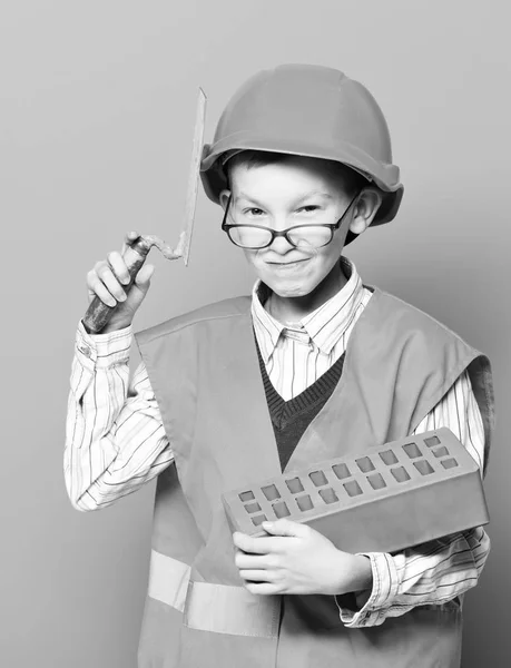 Jong schattig bouwer jongen — Stockfoto