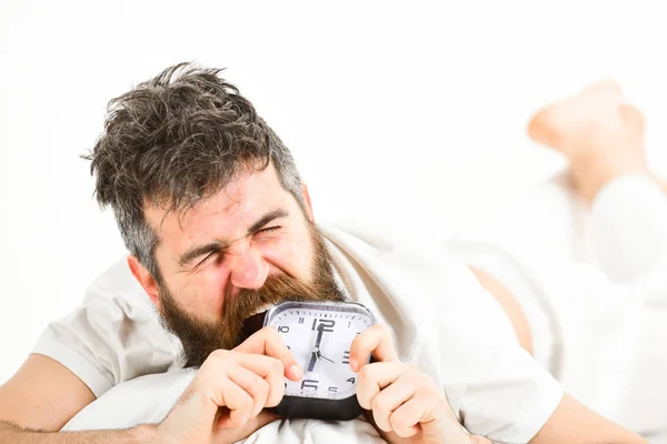 El hombre sufre por la mañana, quiere destruir el despertador — Foto de Stock