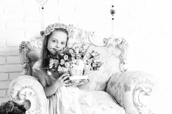 Roztomilý blondýny dívka s květinami — Stock fotografie