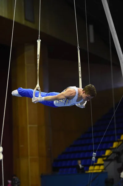 Київ України Квітня 2017 Чоловічий Гімнастка Виконує Стаціонарний Gymnasic Кільця — стокове фото