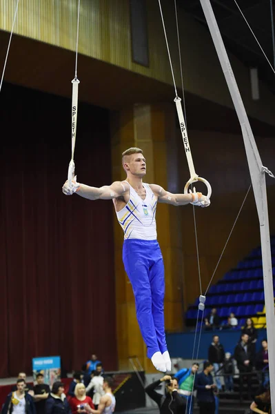 Kiev Oekraïne April 2017 Mannelijke Turner Uitvoeren Stationaire Gymnasic Ringen — Stockfoto