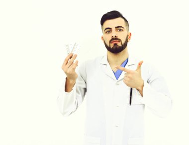 Beyaz önlüklü, konsantre yüzlü bir adam. Tedavi, ambulans hizmetleri