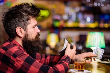 Depresyon ve alkolizm kavramı. Adam boş zamanlarını barda geçiriyor.,