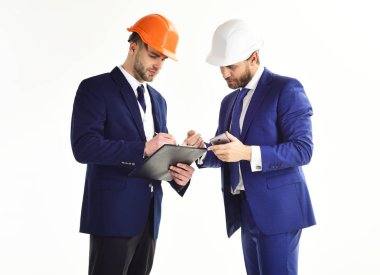 Düşünceli yüzü olan mühendisler.