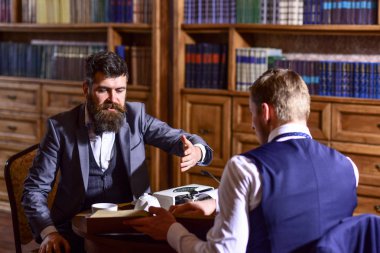 sakal veya hipster oldfashined adamla birlikte vakit geçirmek