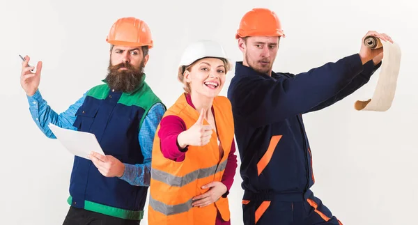 Constructor, arquitecto, técnico de búsqueda de manitas. Hombres y mujeres en cascos —  Fotos de Stock