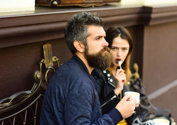 Menina e cara barbudo ter café no fundo marrom — Fotografia de Stock