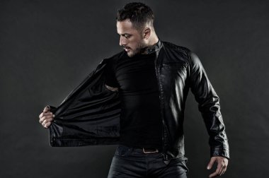 Stil ve eğilim. Sakallı adam soy deri ceket. Tıraşsız yüzündeki sakallı adam. Rahat tarzı kıyafetler moda modeli. Erkek cinsellik veya cazibe ve karizma vintage filtresi.