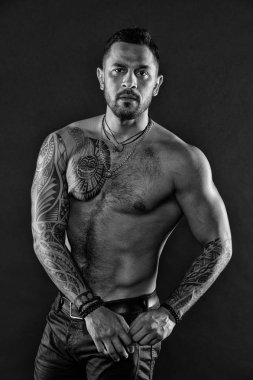 Kot pantolon seksi çıplak gövde olan adam. Dövmeli vücut sakallı adam. Model altı paketi veya AB atlet ile veya sporcu kas göğüs ve karın ile dövme. Spor ve fitness welness, siyah ve beyaz.