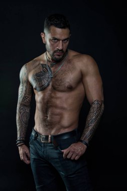 Spor ya da fitness ve welness. Fit dövmeli vücut adamla sakallı. Kot pantolon seksi çıplak gövde olan adam. Model altı paketi ve AB atlet ile veya sporcu kas göğüs ve karın ile dövme.