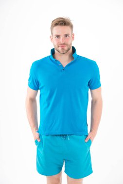 Adam tshirt ve beyaz arka plan üzerinde izole şort. Mavi rahat kıyafetler sakallı adam. Maço egzersiz veya eğitim için etkin aşınmaya. Spor moda stil ve eğilim. Fitness ve spor aktivite.