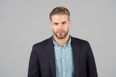 Resmi elbiseli şık saçlı adam. Sakal ve bıyık tıraşsız yüzündeki ile iş adamı. İş moda veya stil ve eğilim kavramı. Damat sakal ve berber saç bakımı.