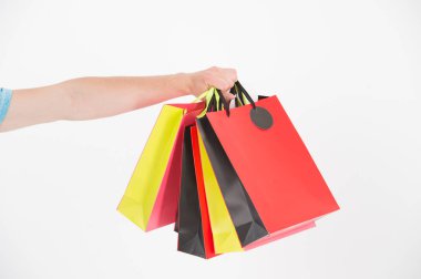 Elinde çanta alışveriş. Farklı renklerde kağıt torbalar. Çanta veya beyaz izole paperbags. Satış ve siyah Cuma kavramı sırasında alışveriş. Tatil hazırlanması ve kutlama. Hediye ve hediye.