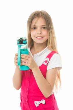 Plastik şişe üzerinde beyaz izole küçük kız gülümseyerek. Mutlu çocuk pembe tulum su şişesi tutun. İçme suyu sağlık için. Susuzluk ve dehidrasyon. Çocukluk etkinlik ve enerji.