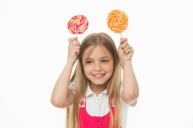 Girdap karamel ile gülümseyen kız. Küçük çocuk gülümseme ile şeker beyaz izole sopa üzerinde. Tatlı ve son derece büyük. Lolipop gülümseyerek mutlu bir çocuk. Yemek ve tatlı. Beslenme ve diyet.