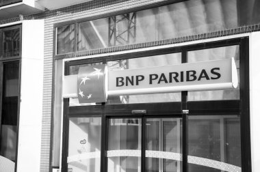 Paris, Fransa - 30 Eylül 2017: giriş Bankası bnp paribas cam arka plan üzerinde bir iz. Mimari, finans, ticaret, iş kavramı, la defense