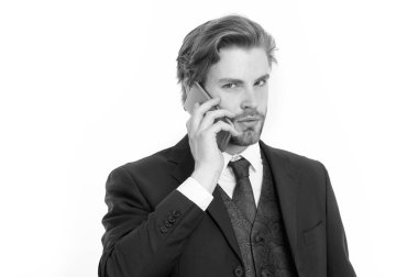 Konuşma ve yeni teknoloji. İşadamı veya CEO'su siyah ceketli. Yöneticisi üzerinde ciddi bir yüz sakallı. İş moda ve başarı. Adam cep telefonu ile resmi kıyafeti.