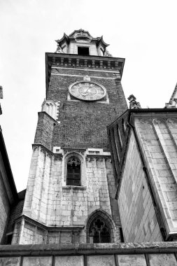 Krakow, Polonya gri gökyüzü üzerinde saat kulesi. Kavram geçmiş zaman. Mimari, işareti, gezi, seyahat, Yolculuk tutkusu, tatil