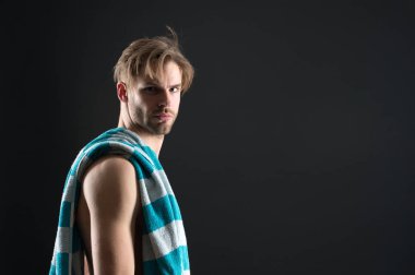 Sporcu eğitim sonra havlu ile. Fitness atlet şort Sığdır gövde ile. Kas göğüs ve karın seksi adam. Spor ve sağlık. Hijyen veya sağlık ve welness kavramı, kopya alanı.