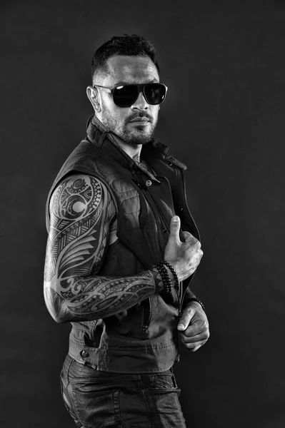 Maschio Moda Con Occhiali Sole Alla Moda Uomo Tatuato Con — Foto Stock