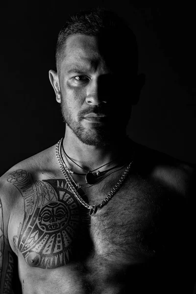 Man Med Sexig Muskulös Överkropp Skäggig Man Med Tatuerade Bröst — Stockfoto