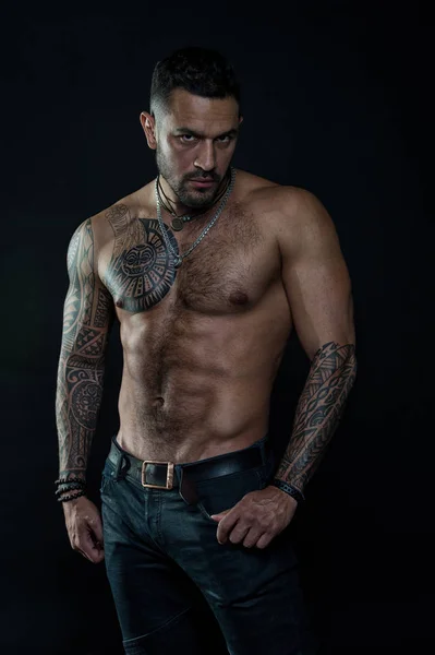 Deporte Fitness Cuidado Del Cuerpo Hombre Barbudo Con Cuerpo Tatuado — Foto de Stock