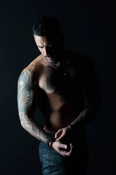 Estilo Tendencia Moda Hombre Barbudo Con Tatuaje Brazo Fuerte Hombre — Foto de Stock