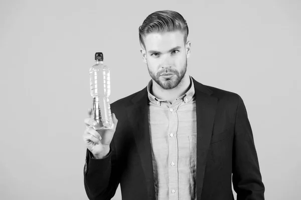 Hombre Camisa Azul Chaqueta Negra Sostiene Botella Agua Sobre Fondo —  Fotos de Stock