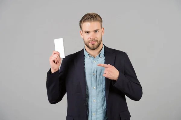 Άνθρωπος Δείχνει Κινητό Τηλέφωνο Επιχειρηματίας Μούσι Επίσημο Κοστούμι Δείχνουν Smartphone — Φωτογραφία Αρχείου