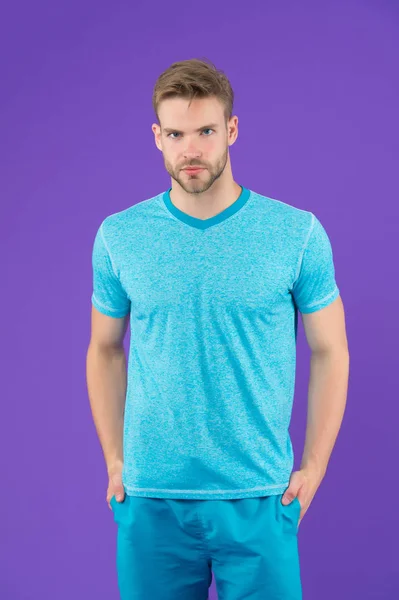 Mann Shirt Und Shorts Auf Violettem Hintergrund Kerl Blauer Freizeitkleidung — Stockfoto