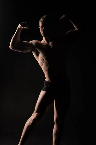 Культурист Показывает Мускулистое Тело Темноте Спортсмен Сексуальным Туловищем Грудью Человек — стоковое фото