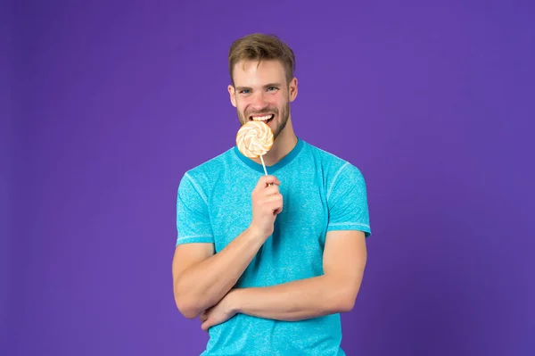 Hombre Feliz Con Piruleta Sobre Fondo Violeta Macho Sonrisa Con — Foto de Stock