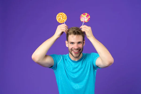 Hombre Divertido Con Piruletas Cabeza Sobre Fondo Violeta Macho Sonrisa — Foto de Stock