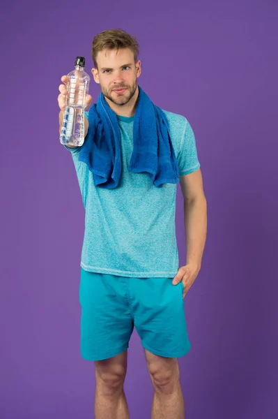 Homem Segurar Garrafa Água Fundo Violeta Esportista Com Garrafa Plástico — Fotografia de Stock