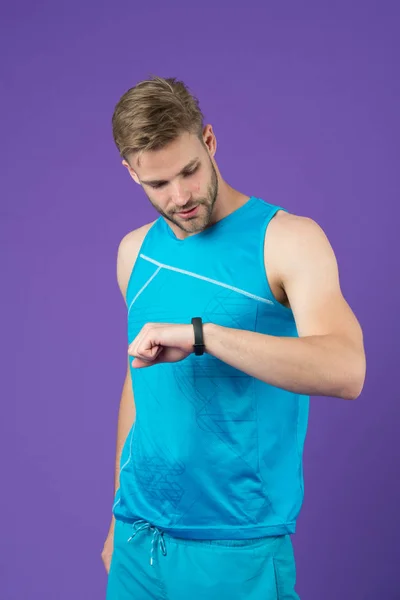 Esportista Olhar Para Relógio Fitness Fundo Violeta Homem Com Smartwatch — Fotografia de Stock