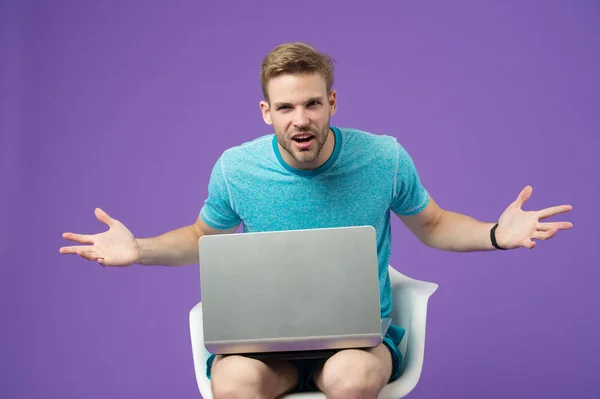 보라색 배경에 노트북으로 남자입니다 보라색 배경에 컴퓨터와 파란색의 남자가 인터넷 — 스톡 사진
