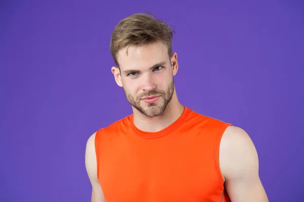 Mann Orangefarbener Weste Auf Violettem Hintergrund Sportler Mit Bart Auf — Stockfoto