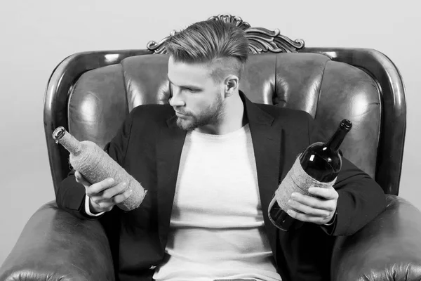 Dependência Alcoólica Maus Hábitos Homem Escolhe Vinho Para Beber Tipo — Fotografia de Stock