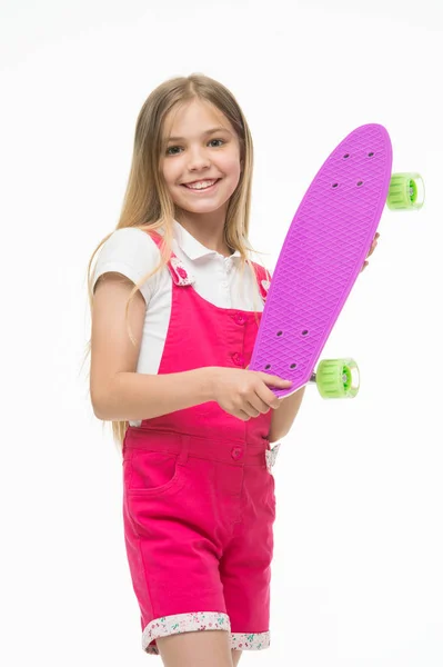 ピンクのジャンプ スーツ子供のスケート ボード 小さな女の子は 白で隔離スケート ボードと笑顔します ロングボードを浮かべて子供スケーター スポーツ活動とエネルギー 幼年期およびアクティブなゲーム 単にリラックス — ストック写真