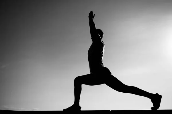 スポーツマンのシルエット 青空屋外トレーニングの男 自由エネルギーの概念 スポーツ フィットネス — ストック写真