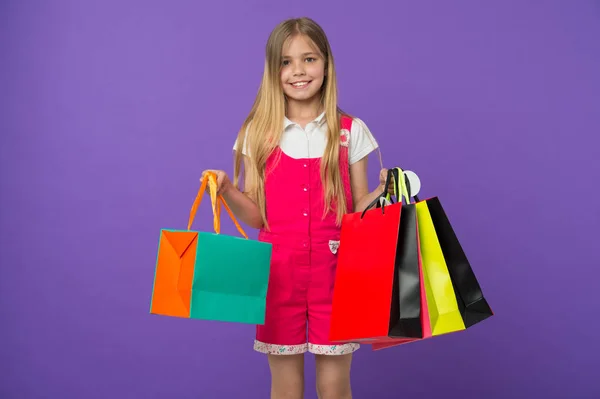Boldog Gyermek Bevásárló Táskák Lila Háttér Kislány Mosolyog Papír Táskák — Stock Fotó
