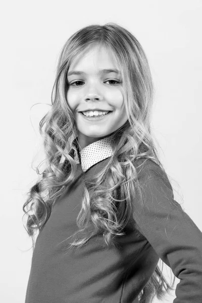 Moda Estilo Infantil Sonrisa Niña Sobre Fondo Naranja Belleza Mira — Foto de Stock