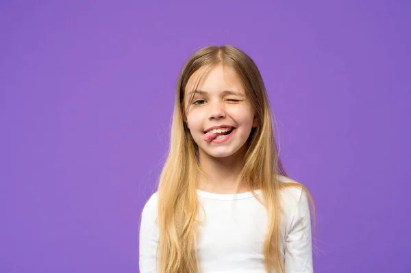 Menina Mostra Língua Criança Com Rosto Engraçado Fundo Violeta Miúdo — Fotografia de Stock