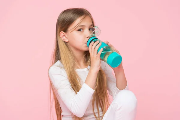 Διψασμένος Παιδί Πίνετε Νερό Για Την Υγεία Ροζ Φόντο Παιδιά — Φωτογραφία Αρχείου