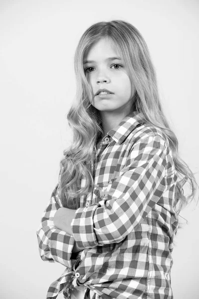 Dívka Blond Dlouhé Vlasy Modré Kostkované Košili Póza Složené Ruce — Stock fotografie