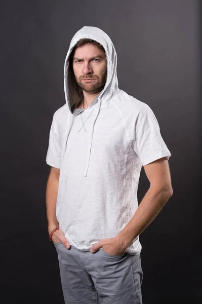 Μόδα Μοντέλο Hoodie Tshirt Άνδρας Γενειάδα Φορούν Κουκούλα Γενειοφόρος Άνδρας — Φωτογραφία Αρχείου