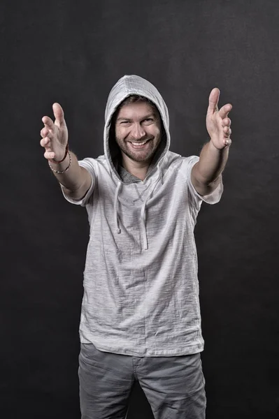 Homem Feliz Com Mãos Estendidas Homem Barbudo Com Capuz Barba — Fotografia de Stock